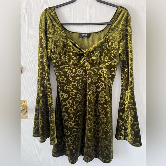 CIDER size large Velvet Bell Sleeve Mini dress with Hibiscus Floral - Picture 5 of 8